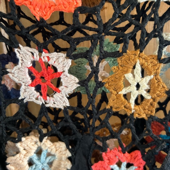 Beautiful crocheted top size medium - Picture 3 of 3